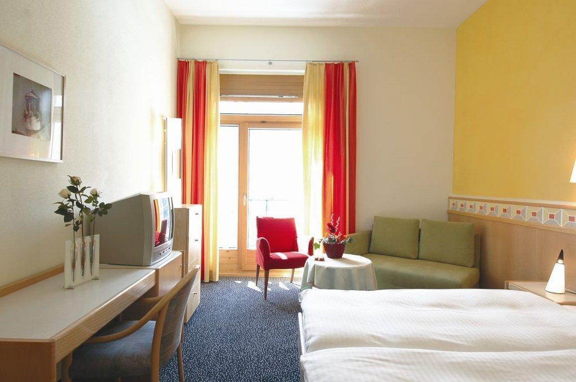 Badehotel Belvair Scuol Bagian luar foto